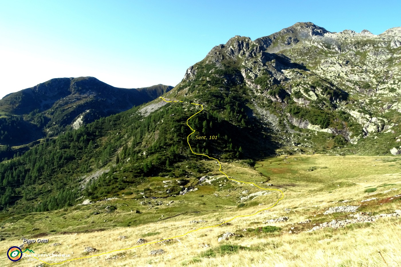 13 Vista sul sentiero 101 di ritorno e sul Piano dell'Acqua Nera.JPG -                                